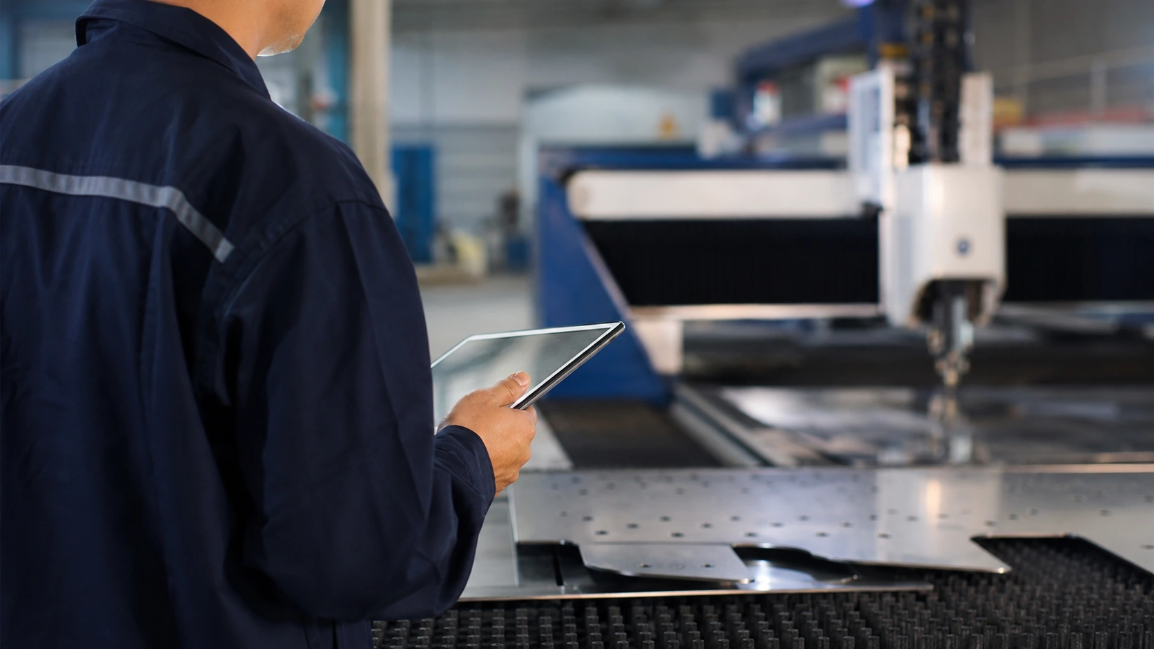 Operatore in officina con tablet
